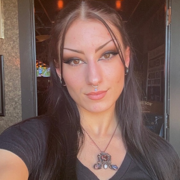 Meet your Posher, Ryn - Picture 1 of 1